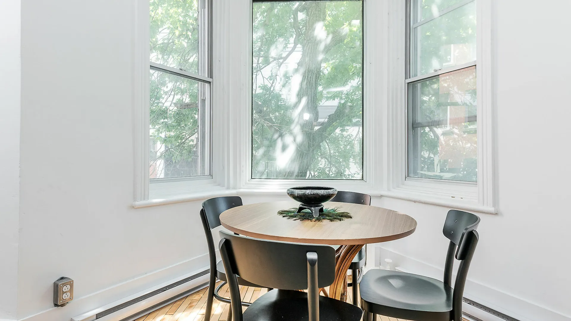 Апартаменты Charming 3Br In Milton Park By Sonder Монреаль 0*,